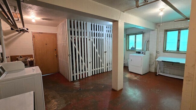 Building Photo - 1401 W Warner Ave