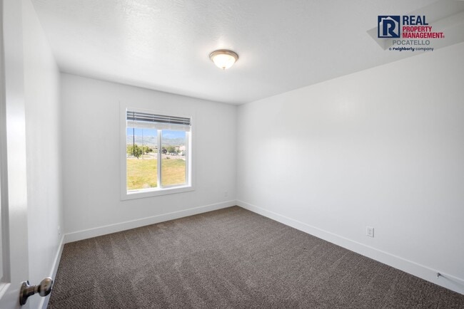 Building Photo - 251 W Linden Ave