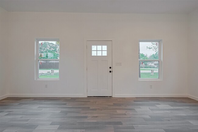 Building Photo - 9009 Hilda St