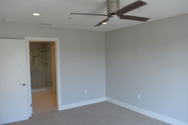 Building Photo - 2 bedroom 2.5 bath Townhome, walking dista...
