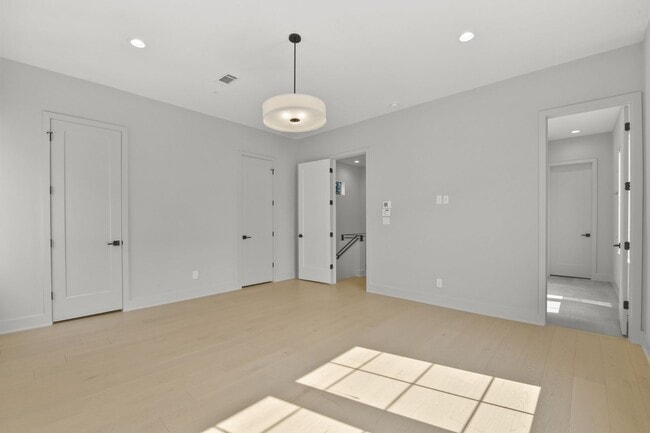 Building Photo - Exclusive Montrose Residence W/ High-End D...