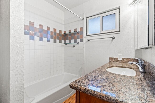 Building Photo - Lake Merritt Living: 1 Bed Condo with Pool...