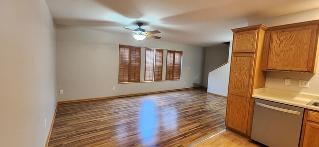 Building Photo - 2 bed 2 Bath Town House