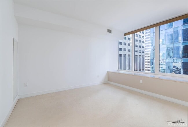 Building Photo - 301 Mission St