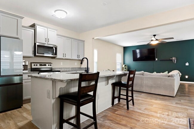 Building Photo - 467 Switch St