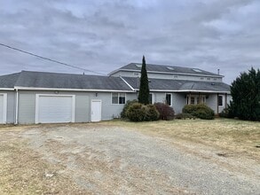 Building Photo - 756 Stream Rd