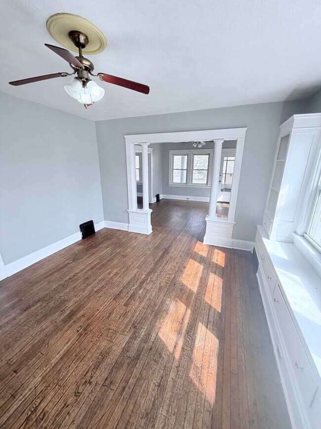 Building Photo - 1114 E 64th St