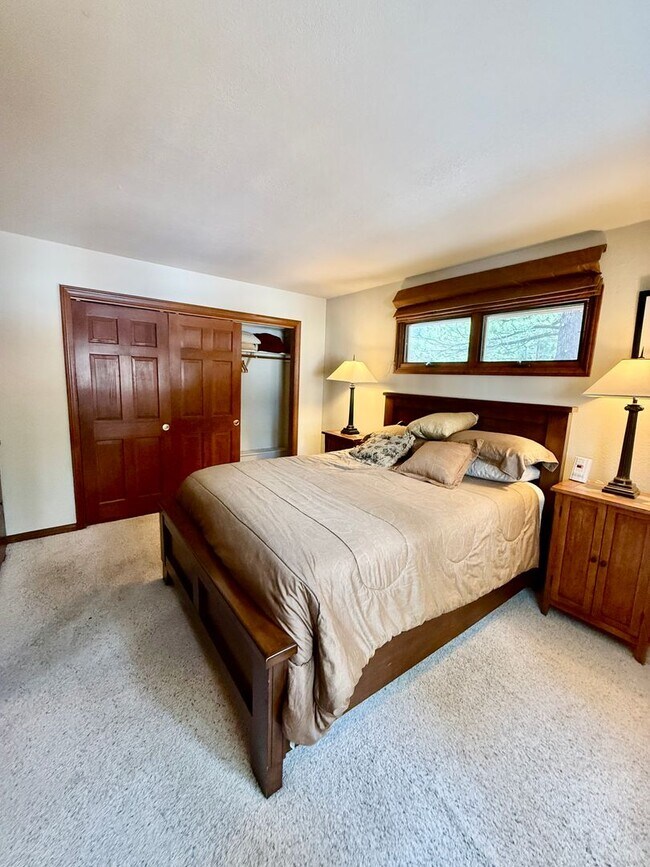 Building Photo - Furnished 3BD/2BA Near Eagle Lodge | Sunny Deck | Wood-Burning Fireplace | Garage