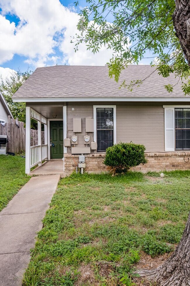 Building Photo - 2 Bedroom, 1 Bath Duplex with 1 Car Garage...