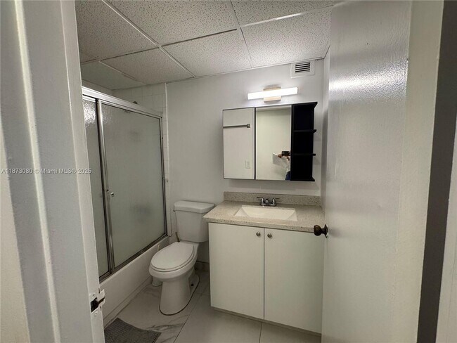 Building Photo - 999 Brickell Bay Dr