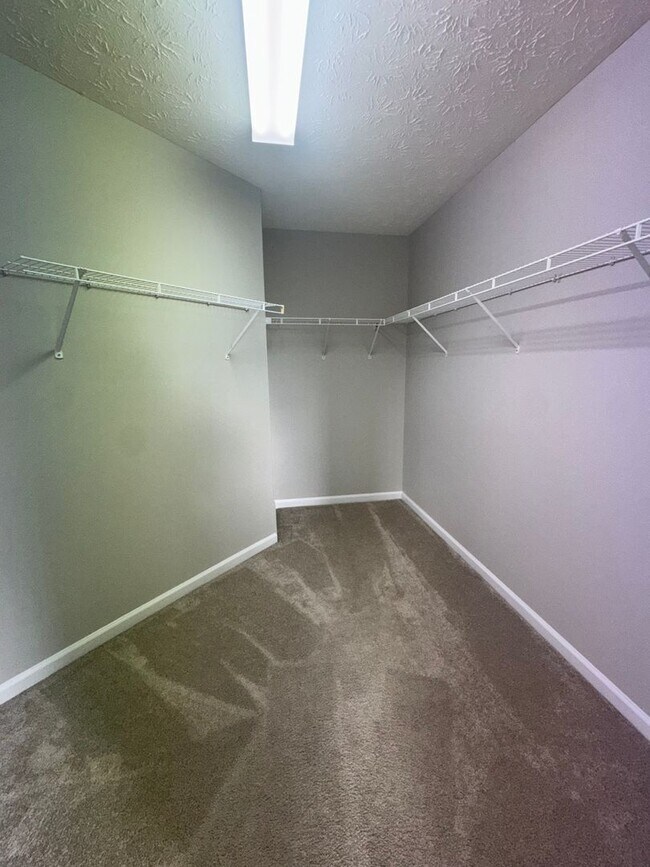 Building Photo - Three Bedroom Home with Fenced in Yard!