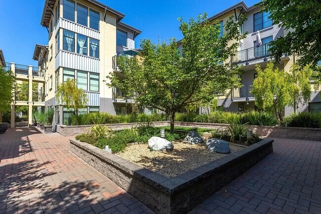 Courtyard - 800 N 8th St