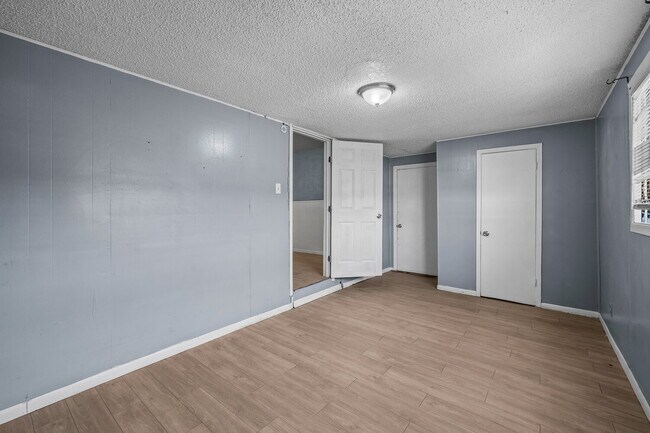 Building Photo - Large 3/2 with Access to Loop 289 and Idalou Highway