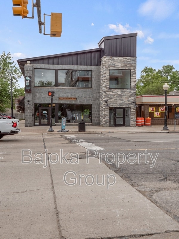 Building Photo - 415 W Nine Mile Rd
