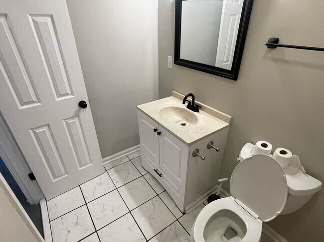 Building Photo - Room in House on Cricketeer Dr