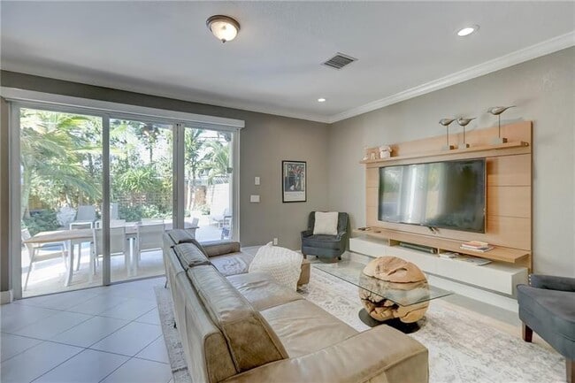 Building Photo - 1109 NE 16th Ave