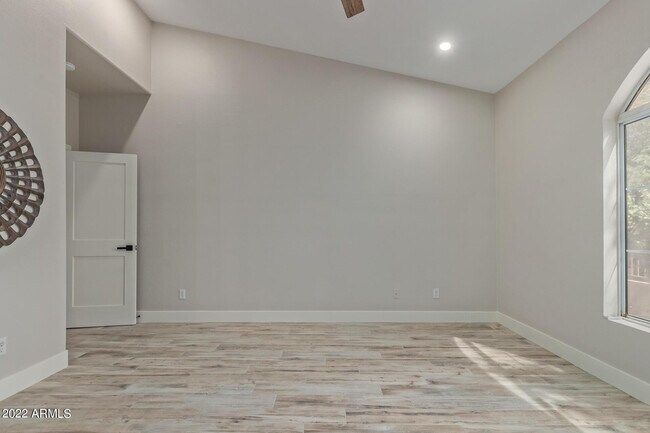 Building Photo - 8941 E Maple Dr