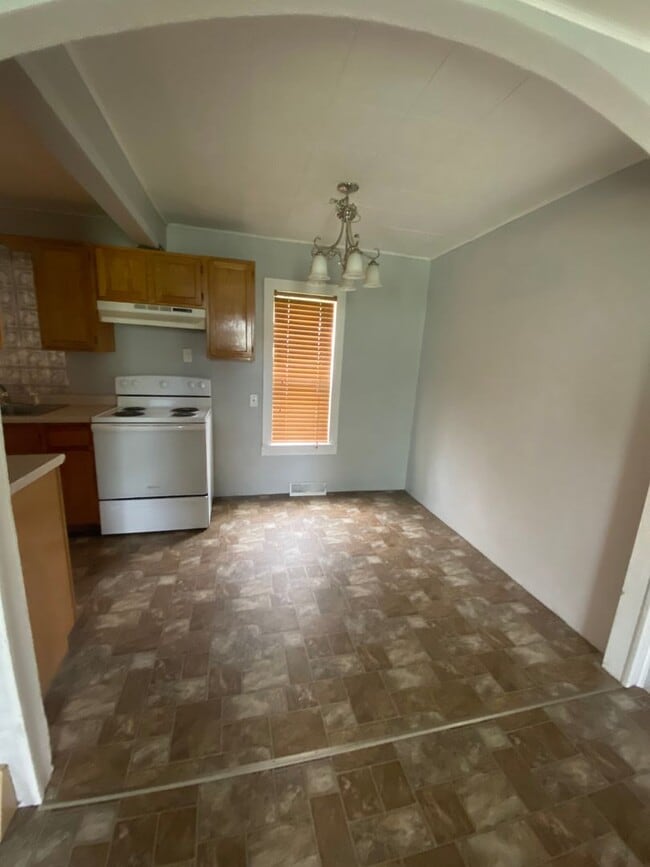 Building Photo - 3 Bed 1 Bath with Double Stall Garage