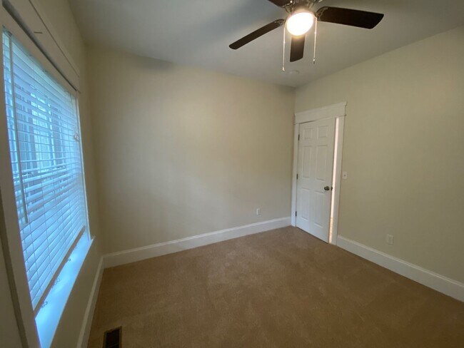 Building Photo - West AVL - Modern Craftsman Style 3 Bedroom