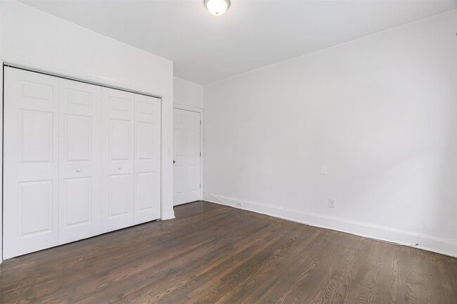 Building Photo - 281 Violet Ave