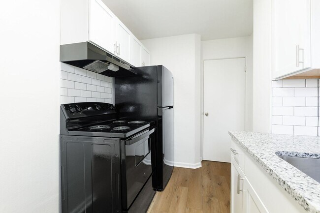 Building Photo - 4040-4042-4042 Halsey Pl