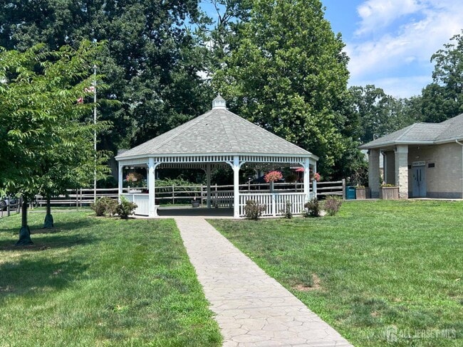 Building Photo - 735 Station Rd