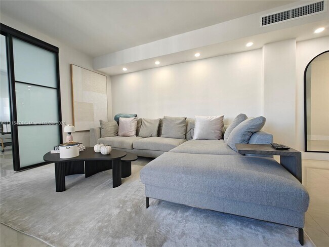 Building Photo - 825 Brickell Bay Dr