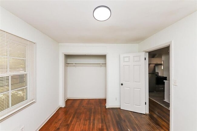 Building Photo - 210 Oak Dr SE