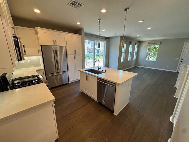 Building Photo - Charming 3-bedroom 2.5 bath nestled inside...