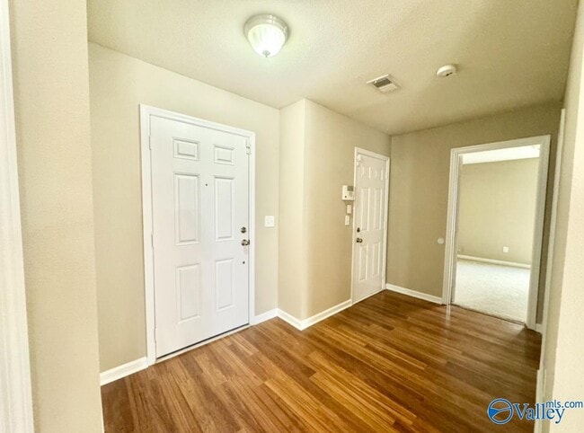 Building Photo - 142 Vancouver Rd