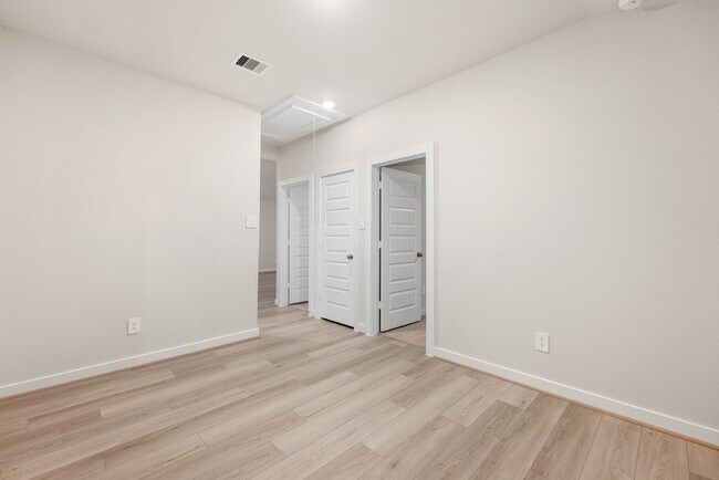 Building Photo - 6611 Castella Dr