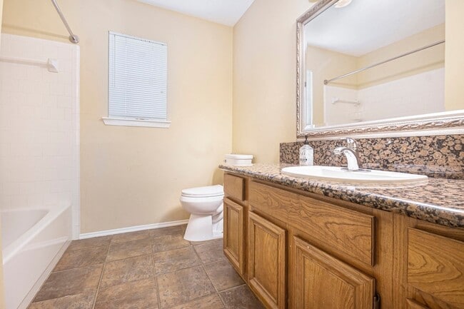Building Photo - 302 Lochnell Dr