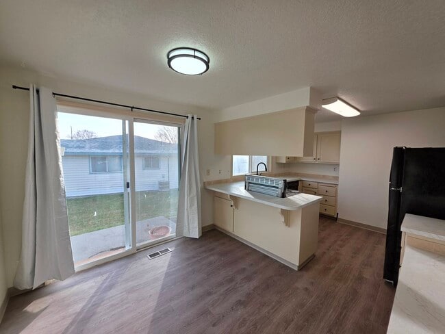 Building Photo - 1607 S Olson St