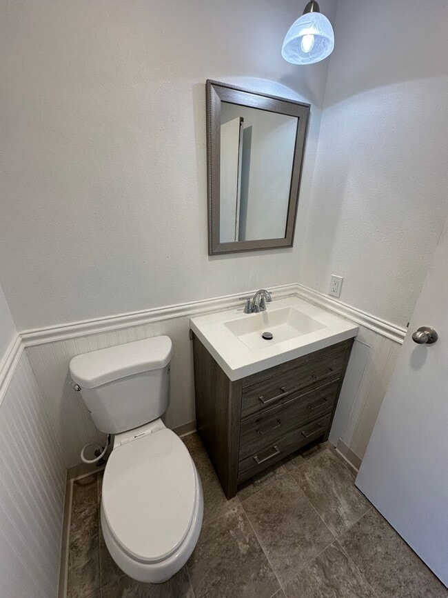 Building Photo - 2 Bedroom, 2 1/2 Bathroom Townhome located near hospitals and colleges!