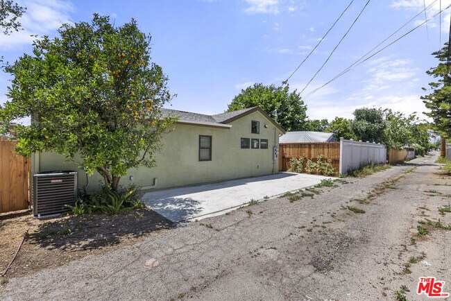 Building Photo - 418 N Frederic St
