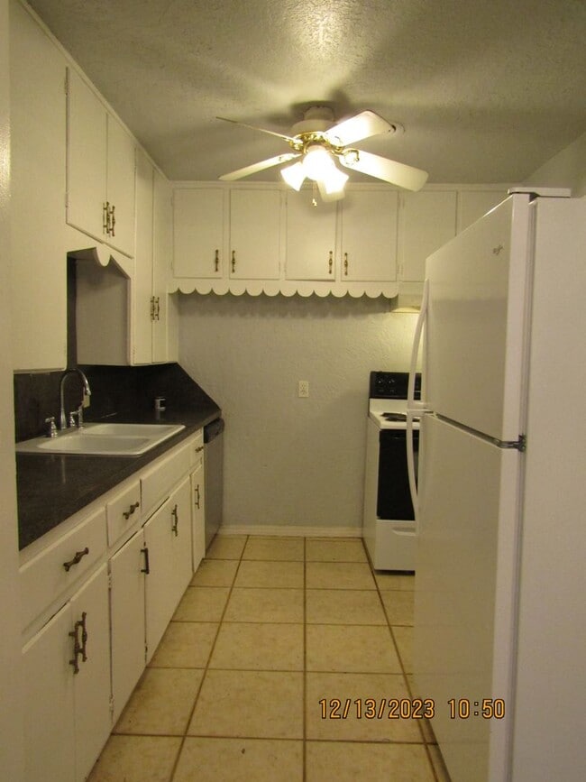 Building Photo - Close to shopping, Comanche hospital and Cameron University