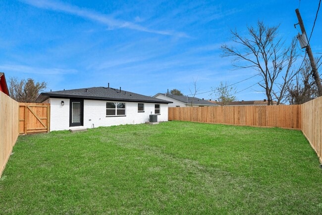 Building Photo - 10114 Fairfax St