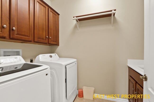 Building Photo - 27 Hathaway