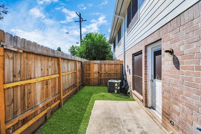 Building Photo - 10403 Shadow Oaks Dr