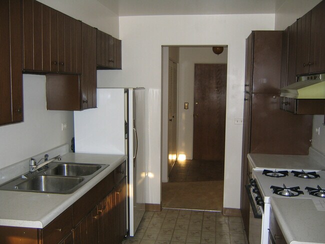 Building Photo - 1301 S Finley Rd