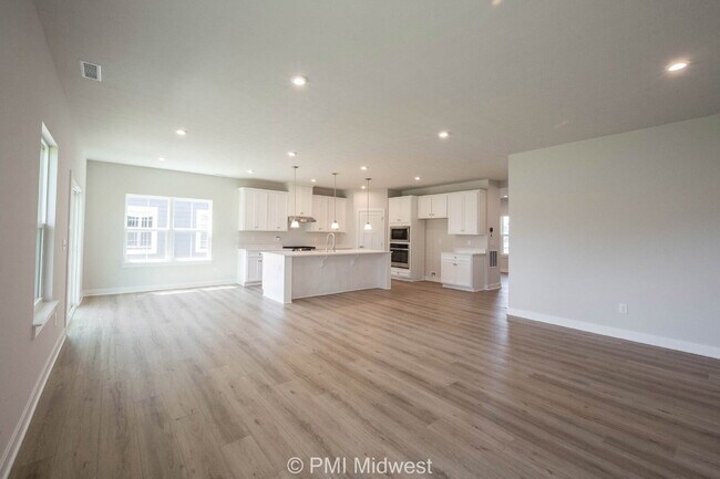 Building Photo - "Spacious 5-Bedroom Retreat with 2.5 Baths...