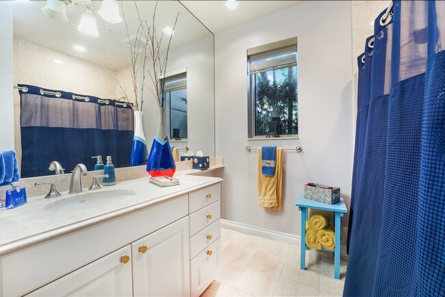 Building Photo - 13611 Deering Bay Dr