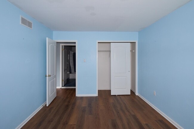 Building Photo - 3604 N Carriage Ct