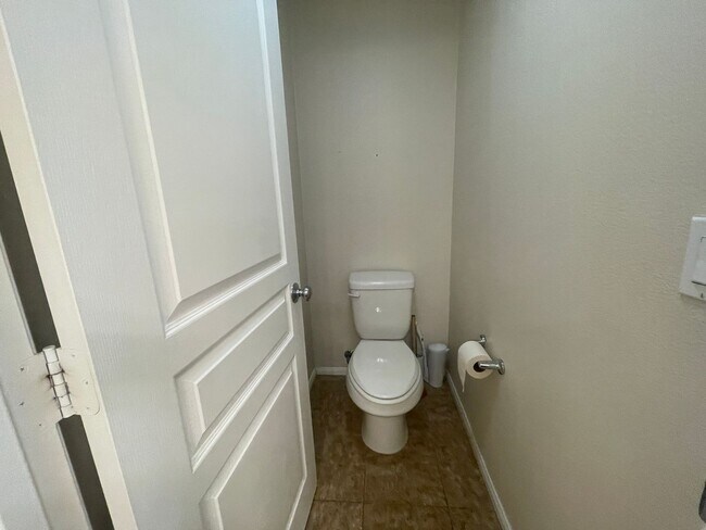 Building Photo - Tri-level 3 bedroom 3.5 bathroom townhouse...