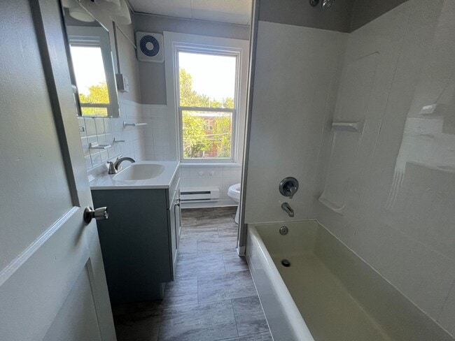 Building Photo - 2 Bedroom 1 bathroom Renovated town home!