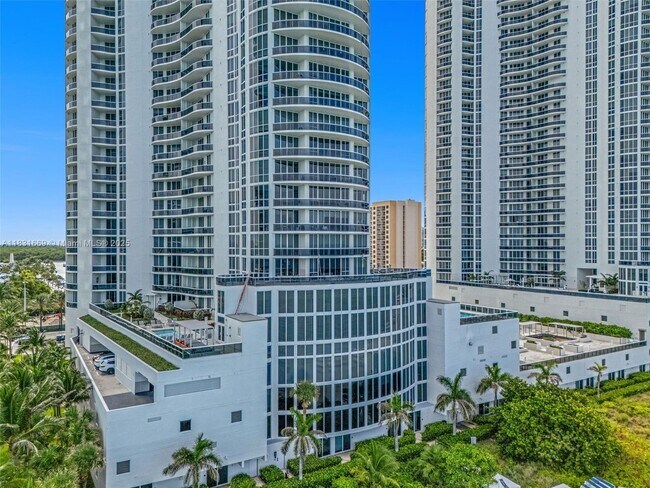 Building Photo - 15811 Collins Ave