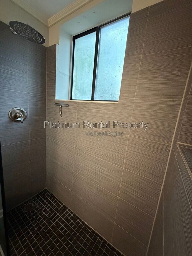Building Photo - 870 Glendale Terrace NE
