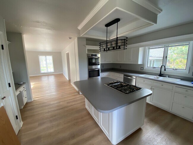 Building Photo - 201 S Pine St