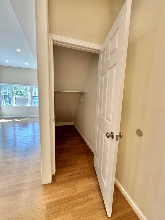 Building Photo - 628 Bramhall Ave