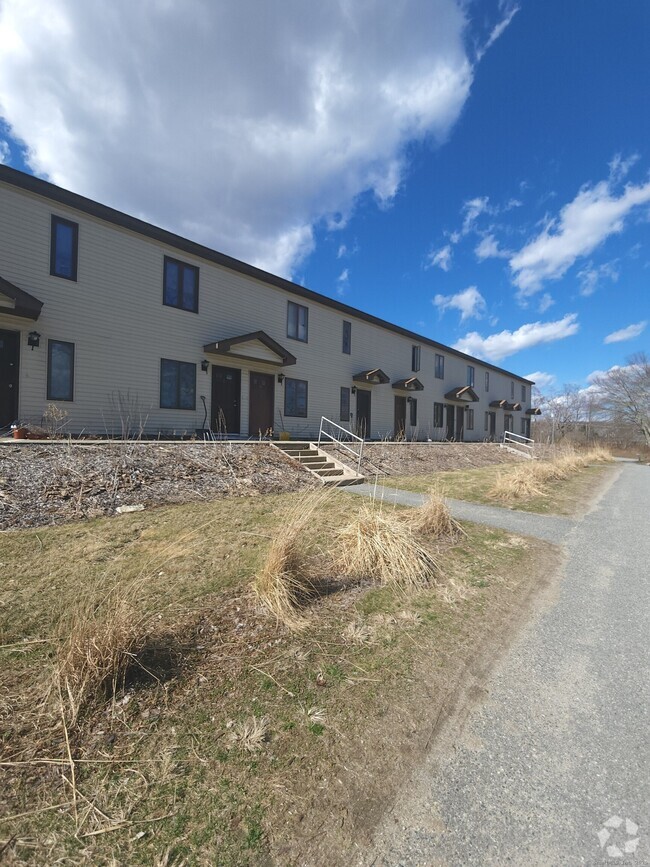 Building Photo - 3 Brook Front Ln